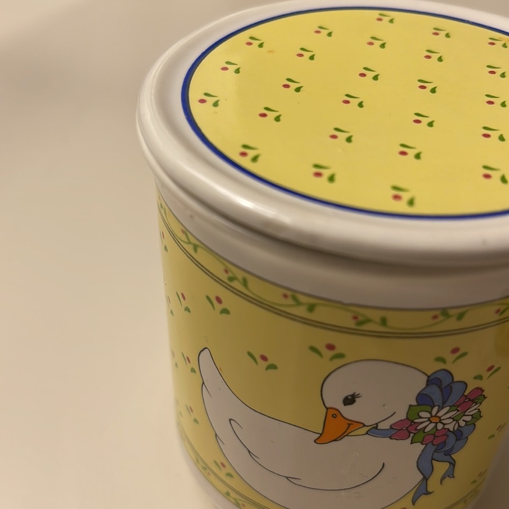 Vintage duck coffee mug with yellow lid coater. - Picture 6 of 6